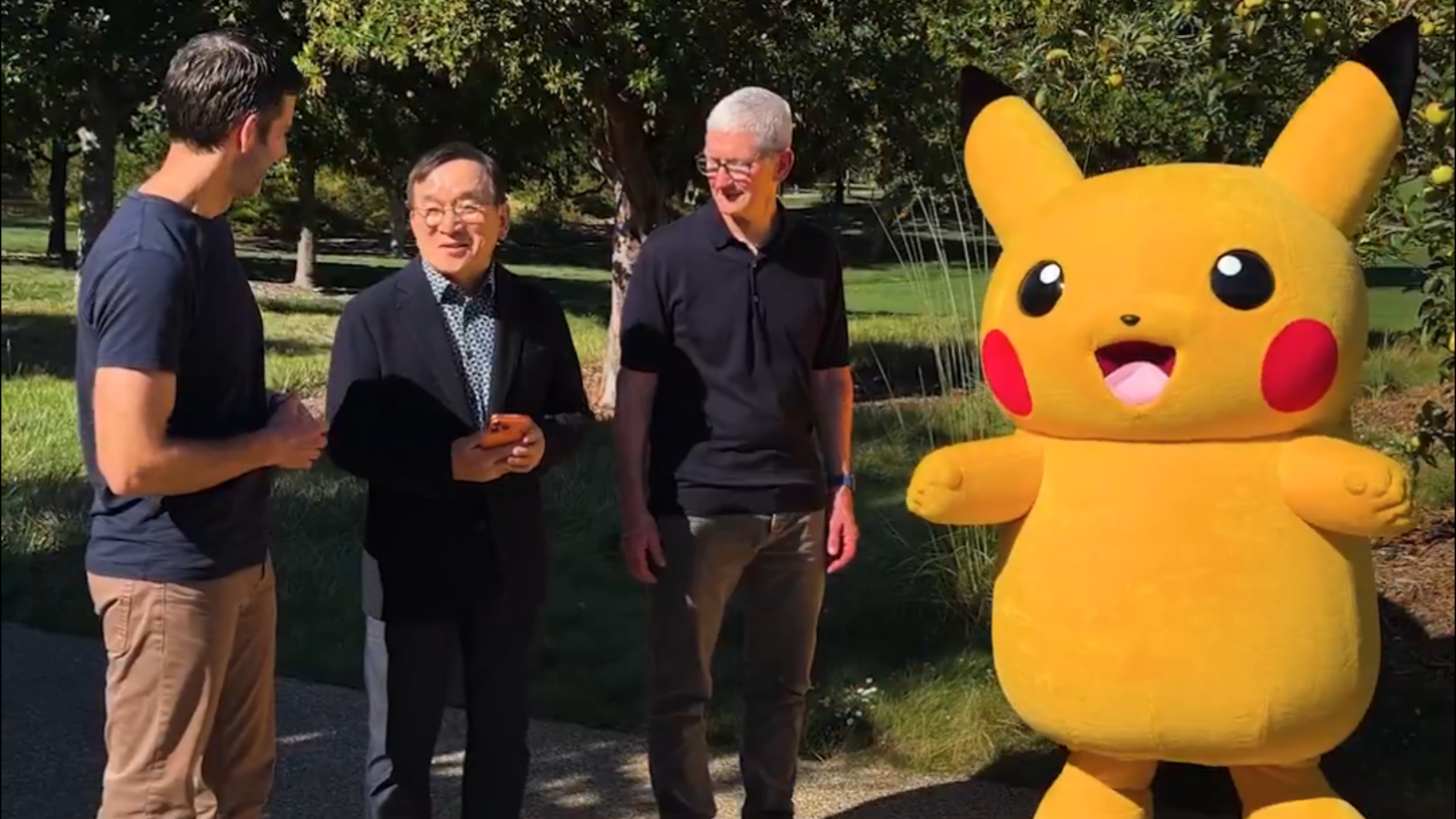 Pikachu betoppant az Apple Parkba: Különleges találkozó zajlott